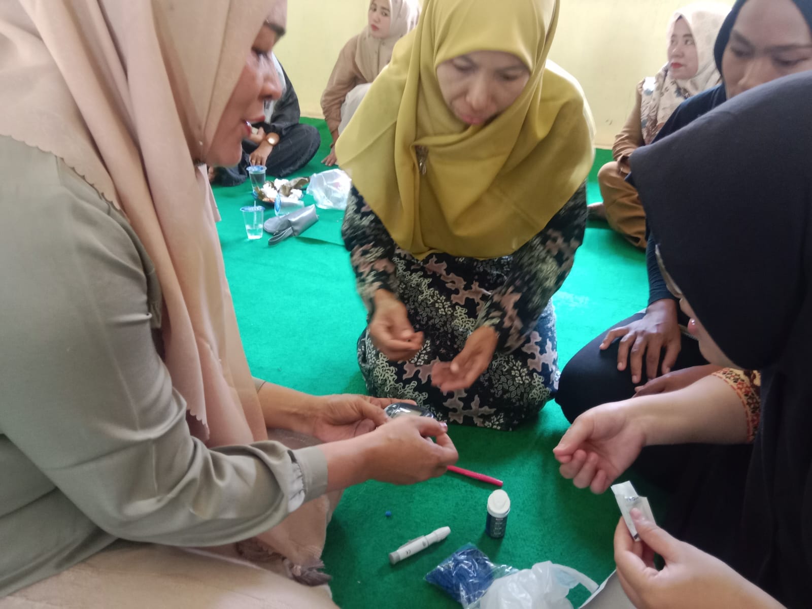 IDC Melaksanakan Pelatihan Kader Posbindu PTM Tahap 2 di Desa Kemang Indah: Langkah Nyata Meningkatkan Keterampilan Cek Gula Darah Mandiri